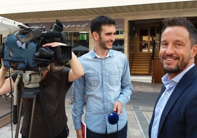 López conversa amb els periodistes d'ATV abans de ser entrevistat.