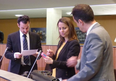 Alís consulta documentació durant una sessió al Consell amb Rosa Gili i Pere López