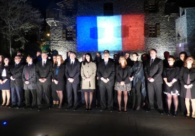 Els consellers generals i membres de Govern davant una Casa de la Vall amb la bandera francesa