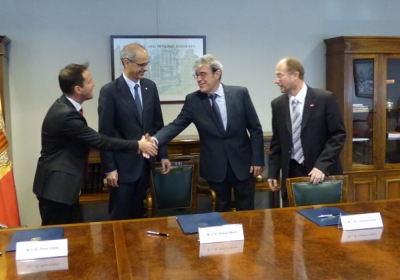 López i Baró s'estrenyen la mà després de signar el pacte d'Estat.