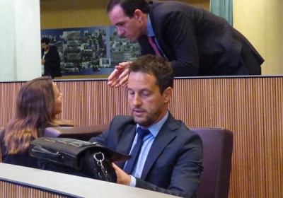 López busca paper a la seva cartera mentre Gili saluda el ministre d'Ordenament