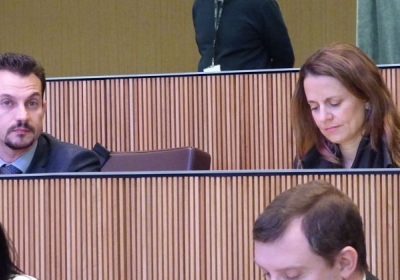 Gerard Alis i Rosa Gili durant una sessió a Consell.