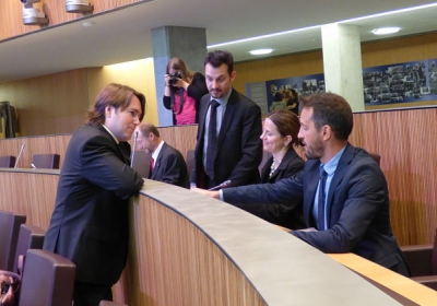 Els tres consellers del PS parlen amb el liberal Carles Naudi.