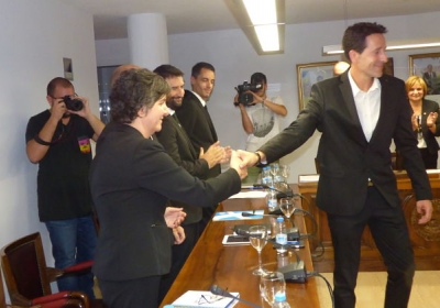 Vendrell saluda Patrick Rodríguez-Escalona després de la promesa del càrrec.