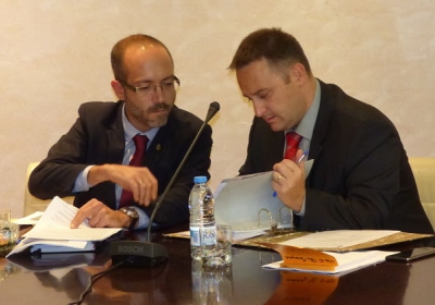 Sans i Marsenyach consulten documentació durant la sessió.