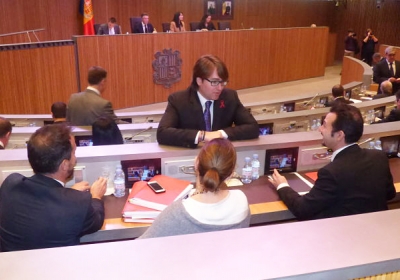 Els tres consellers del PS conversen amb el liberal Carles Naudi durant un recés. 