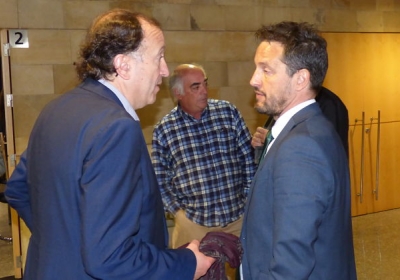 López parla amb Joan Tomàs, de l'EFA, després de la reunió del pacte d'Estat.