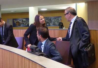 Gili conversa abans de la sessió amb el liberal Joan Carles Camp.