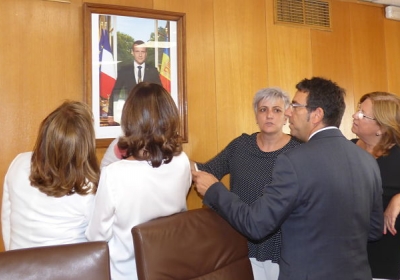 Samarra i Carmona amb altres consellers miren el quadre del nou Copríncep.