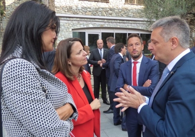 López i Rosa Gili parlen amb el ministre Gilbert Saboya i la consellera Carine Montaner.