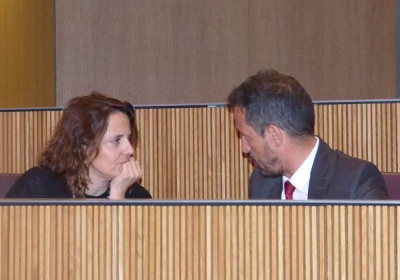 López parla amb Rosa Gili al Consell General.