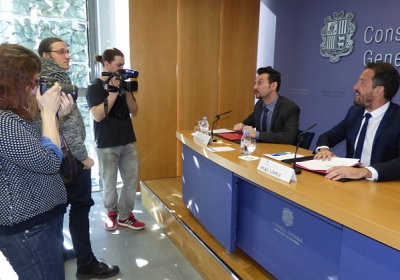 Alís i López conversen amb els periodistes abans de la roda de premsa.