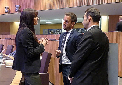 Pere López i Gerard Alís parlen amb la subsíndica, Mònica Bonell