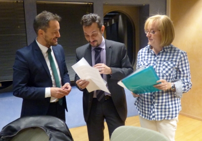 López, Alís i Sánchez consulten els papers abans de la reunió.