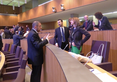 Alis i Gili conversen abans de la sessió amb el demòcrata Josep Anton Bardina.