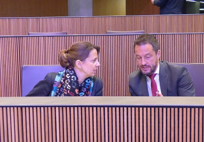 Gili i López parlen durant la sessió.