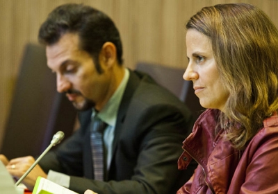 Gerard Alis amb Rosa Gili durant una sessió de Consell General.