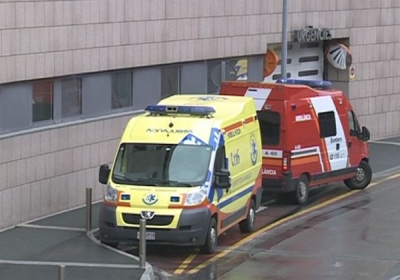 Dos ambulàncies al costat de l'hospital de Meritxell.