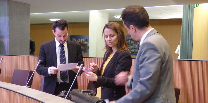 Alís consulta documentació durant una sessió al Consell amb Rosa Gili i Pere López