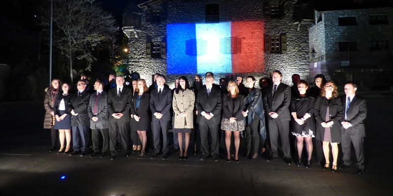 Els consellers generals i membres de Govern davant una Casa de la Vall amb la bandera francesa
