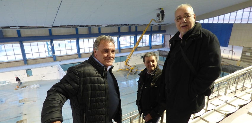 Blasi, Asensio i Rechi a les grades de la piscina, ara en obres, dels Serradells