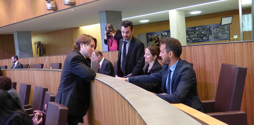 Els tres consellers del PS parlen amb el liberal Carles Naudi.