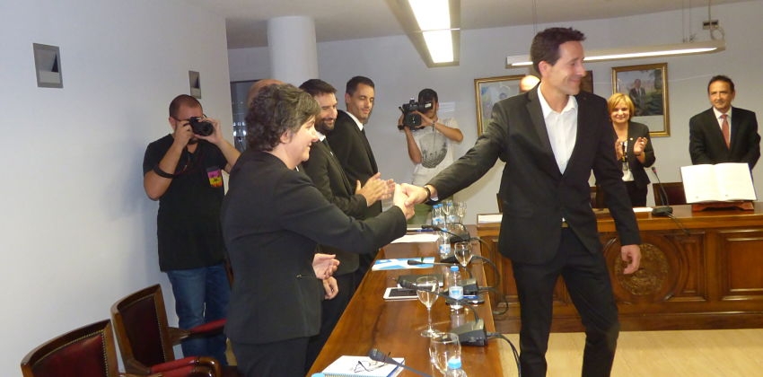 Vendrell saluda Patrick Rodríguez-Escalona després de la promesa del càrrec.