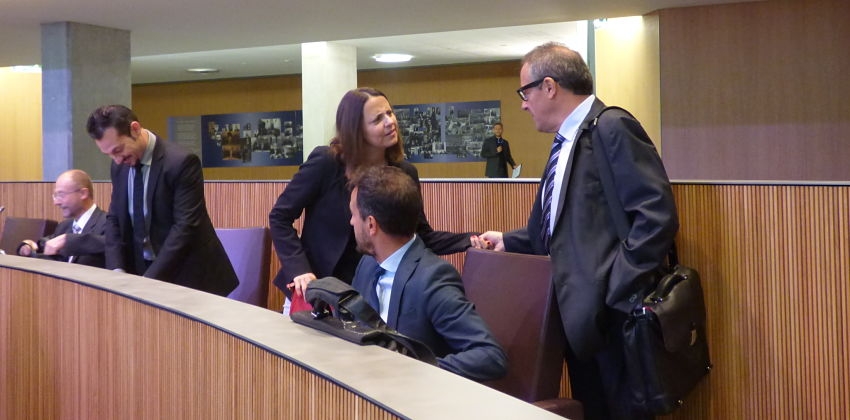 Gili conversa abans de la sessió amb el liberal Joan Carles Camp.