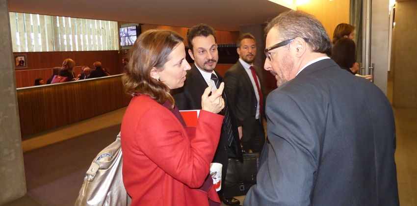 Els consellers generals del PS parlen amb Joan Carles Camp, secretari de Sindicatura.