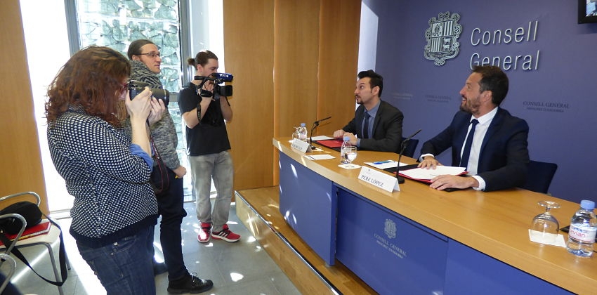 Alís i López conversen amb els periodistes abans de la roda de premsa.