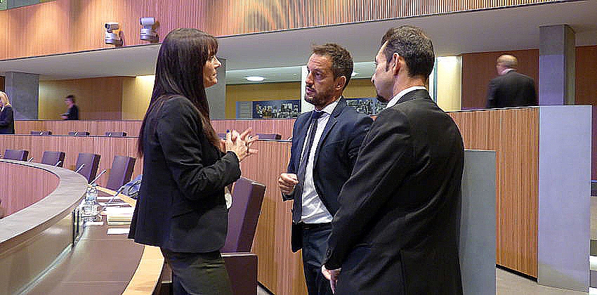 Pere López i Gerard Alís parlen amb la subsíndica, Mònica Bonell
