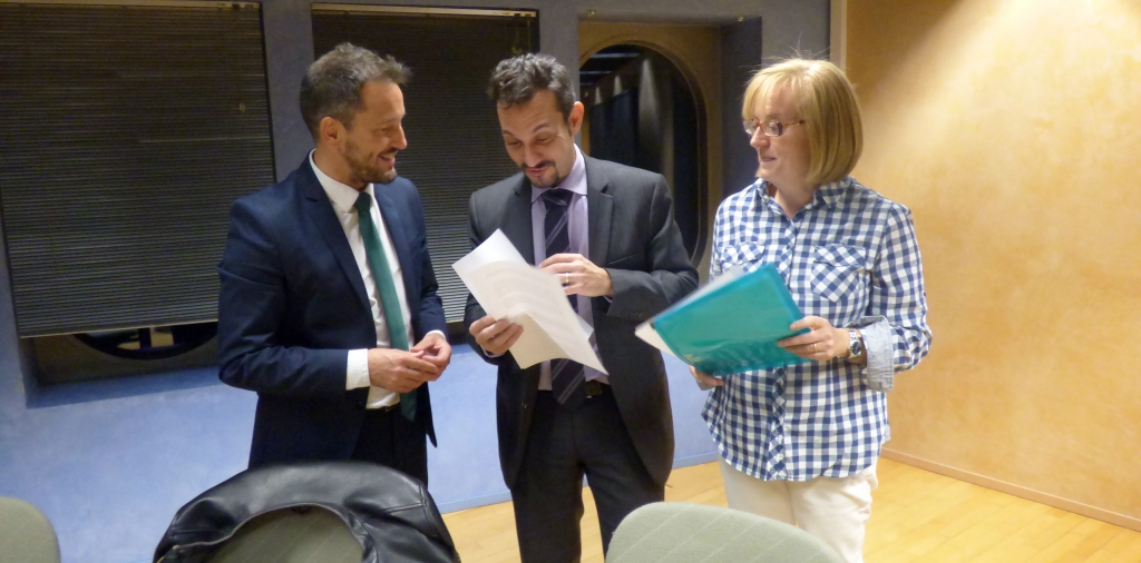 López, Alís i Sánchez consulten els papers abans de la reunió.